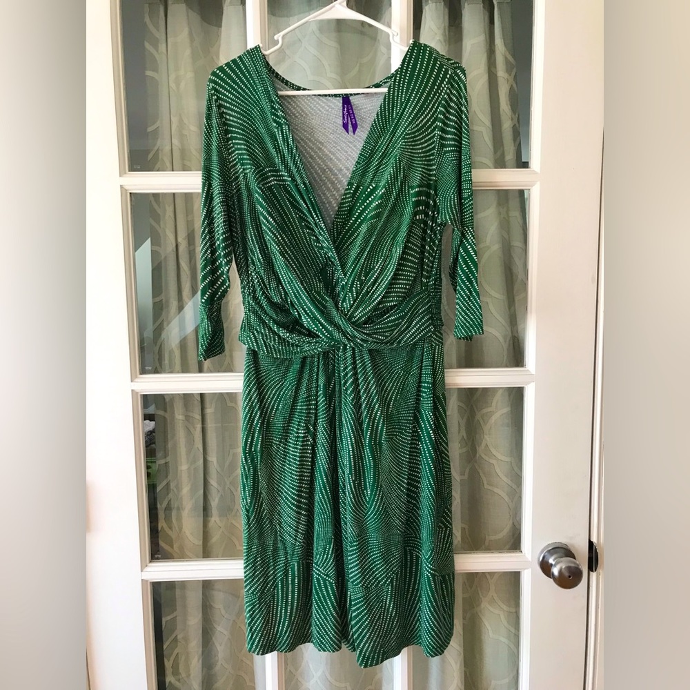 Seraphine size US 10 maternity, nursing dress in EUC, Green with white pattern.